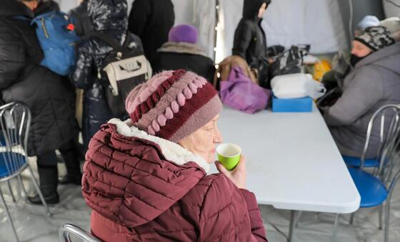 Пожилые люди и люди с инвалидностью часто оказываются запертыми в своих квартирах в многоэтажках без электричества и отопления, не имея возможности приготовить горячую еду или зарядить устройства, чтобы оставаться на связи. 